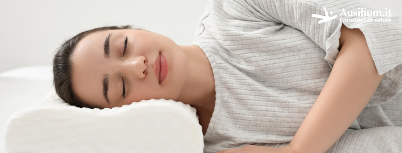 donna che dorme su un fianco con la testa appoggiata su un cuscino